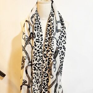 Pashmina Black and Whiteโ Animal Print Scarf